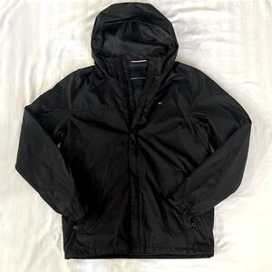 Tommy Hilfiger Men’s Lightweight Hooded windbreaker/rain jacket